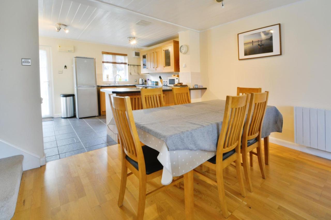 Nyhavn Lakeside Cottage ไซเร็นเซสเตอร์ ภายนอก รูปภาพ