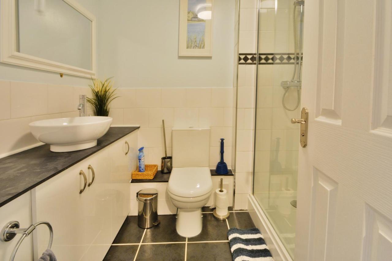 Nyhavn Lakeside Cottage ไซเร็นเซสเตอร์ ภายนอก รูปภาพ