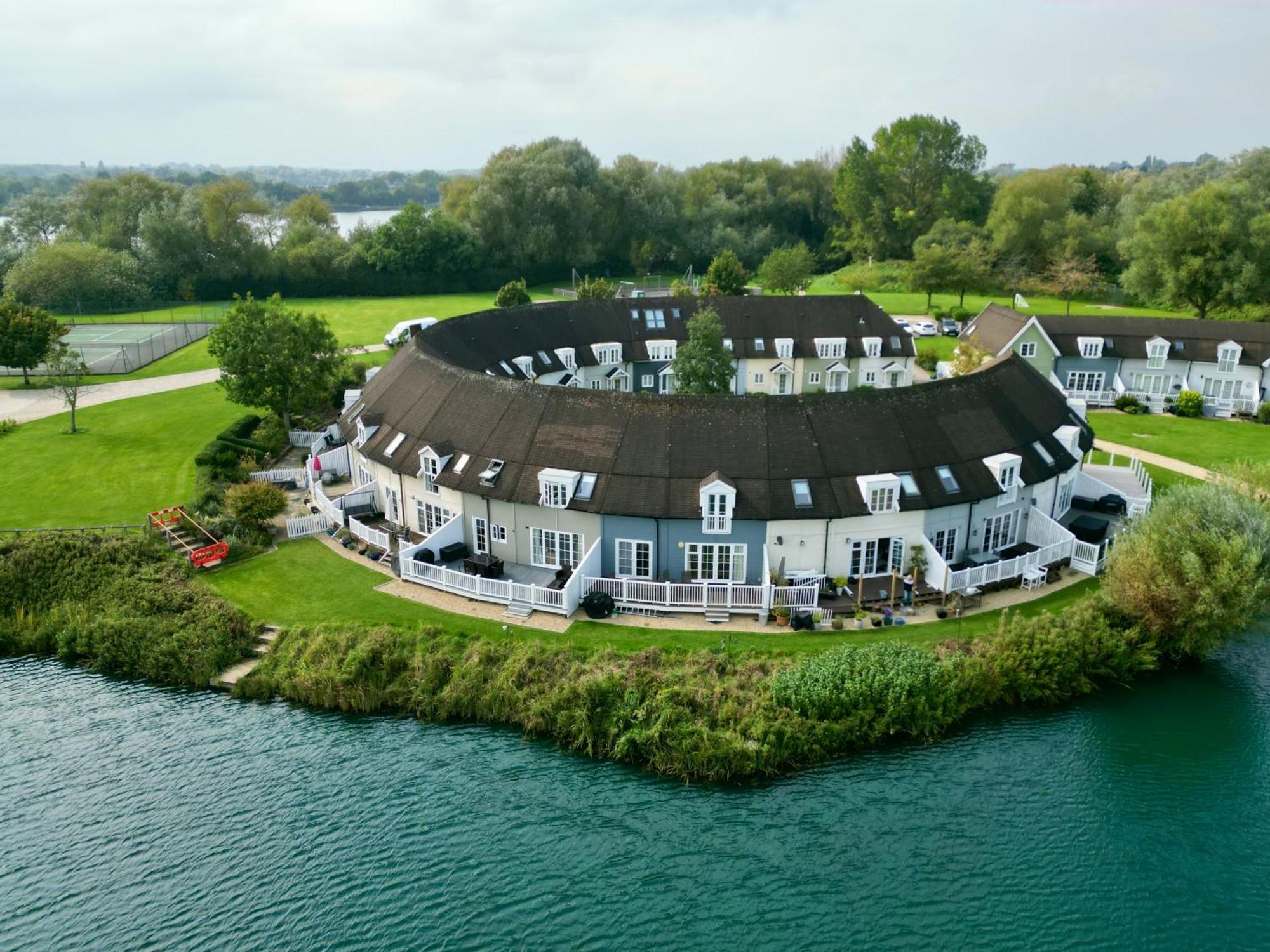Nyhavn Lakeside Cottage ไซเร็นเซสเตอร์ ภายนอก รูปภาพ