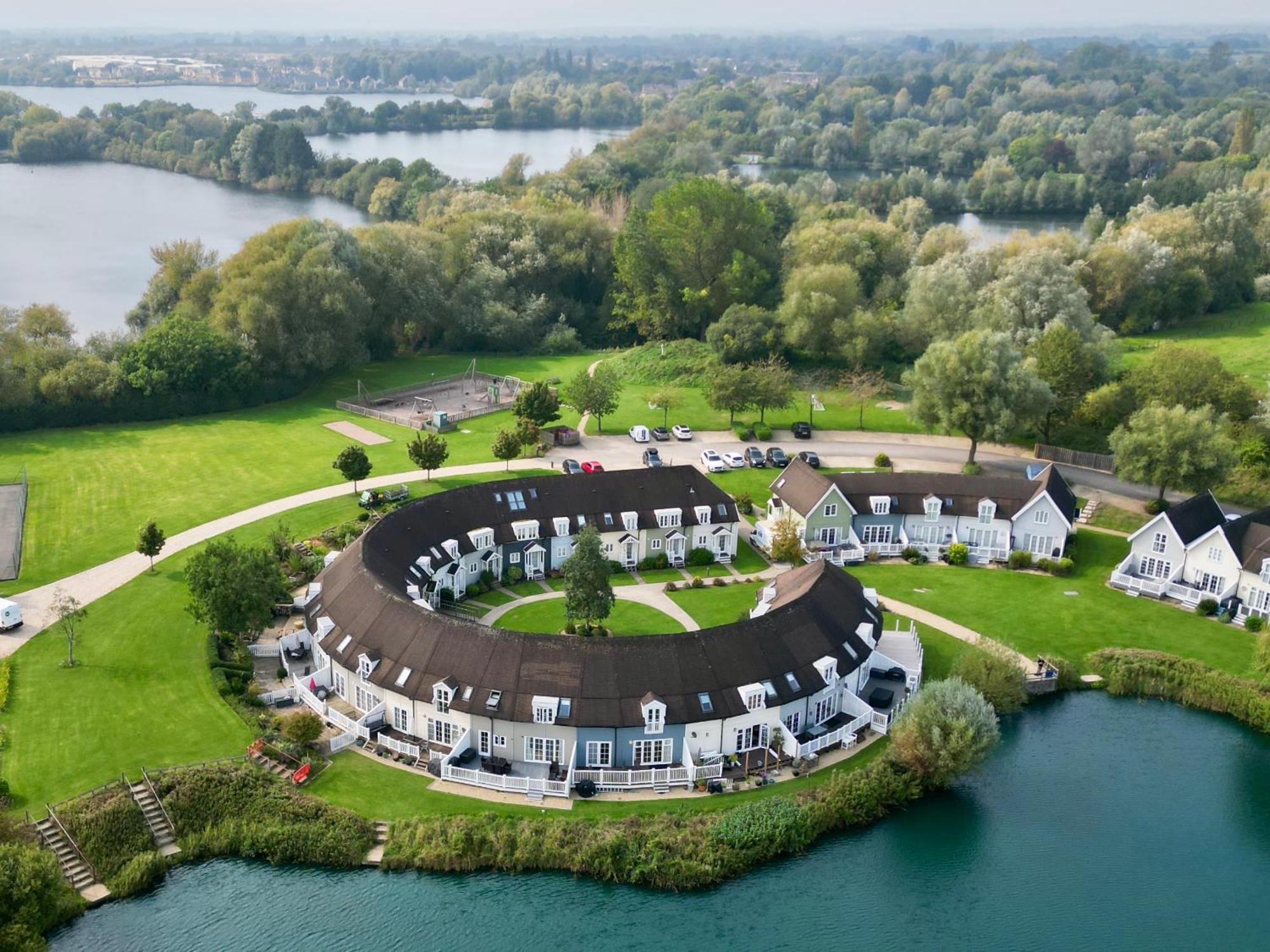 Nyhavn Lakeside Cottage ไซเร็นเซสเตอร์ ภายนอก รูปภาพ